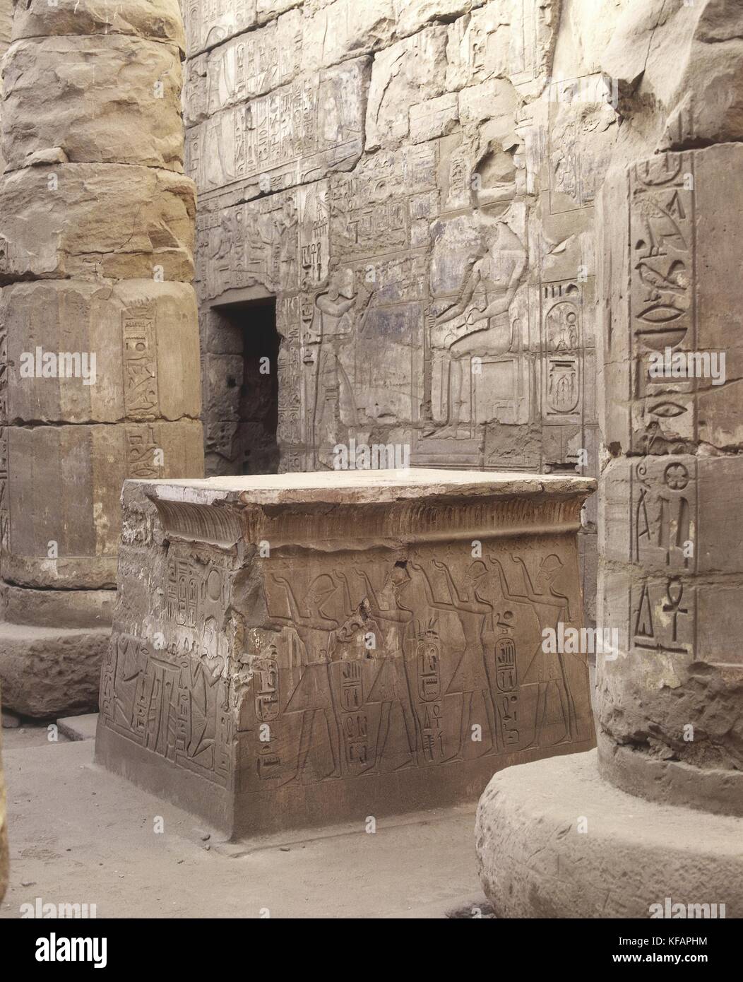 Egipto, antigua Tebas (lista de patrimonio mundial de la UNESCO, 1979). Karnak. Templo de khons. santuario. corte. Detalle del altar solar y relieves del faraón Foto de stock