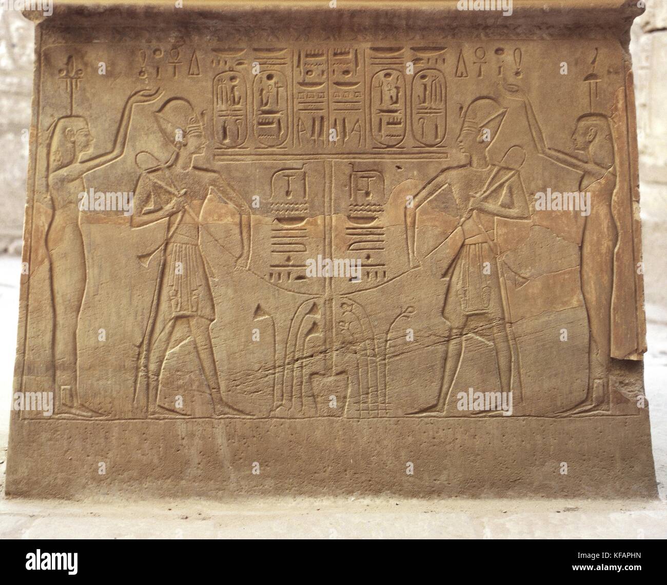 Egipto, antigua Tebas (lista de patrimonio mundial de la UNESCO, 1979). Karnak. Templo de khons. santuario. corte. Detalle del altar solar. alivio de símbolos del alto y bajo Egipto unificado Seth y Horus Foto de stock