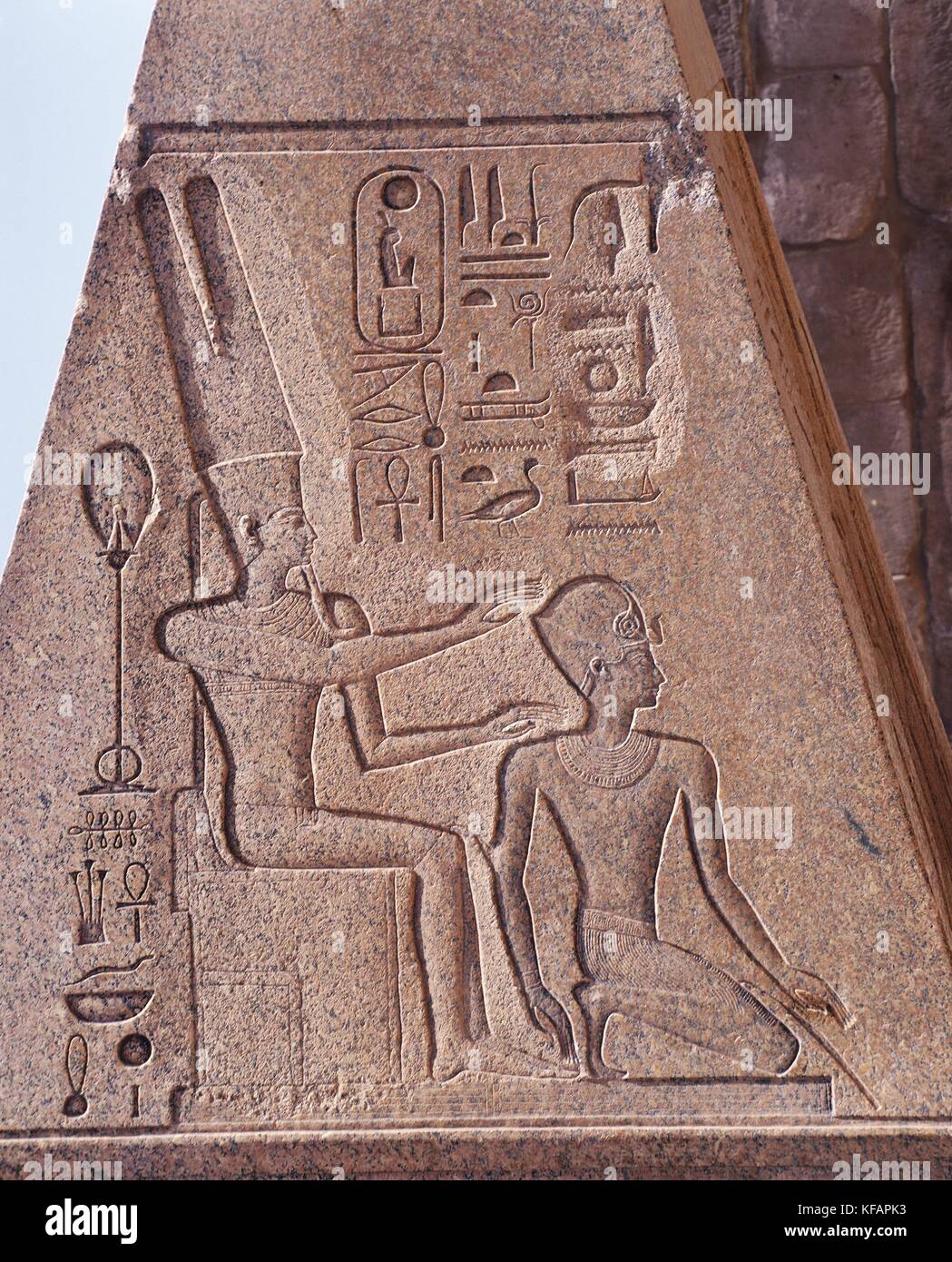 Egipto, antigua Tebas (lista de patrimonio mundial de la UNESCO, 1979). Luxor Karnak. gran templo de amon. obelisco de granito rosa. alivio de Amón protegiendo hatshepsut como faraón Foto de stock