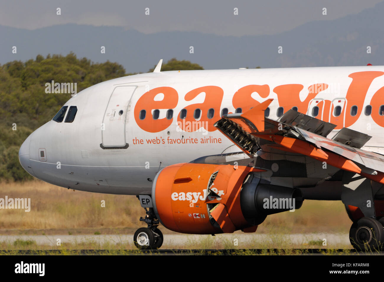 Los flaps y slats en el ala de un Airbus A319-100 aterrizaje de easyJet con marcha atrás-empuje en Palma International Foto de stock