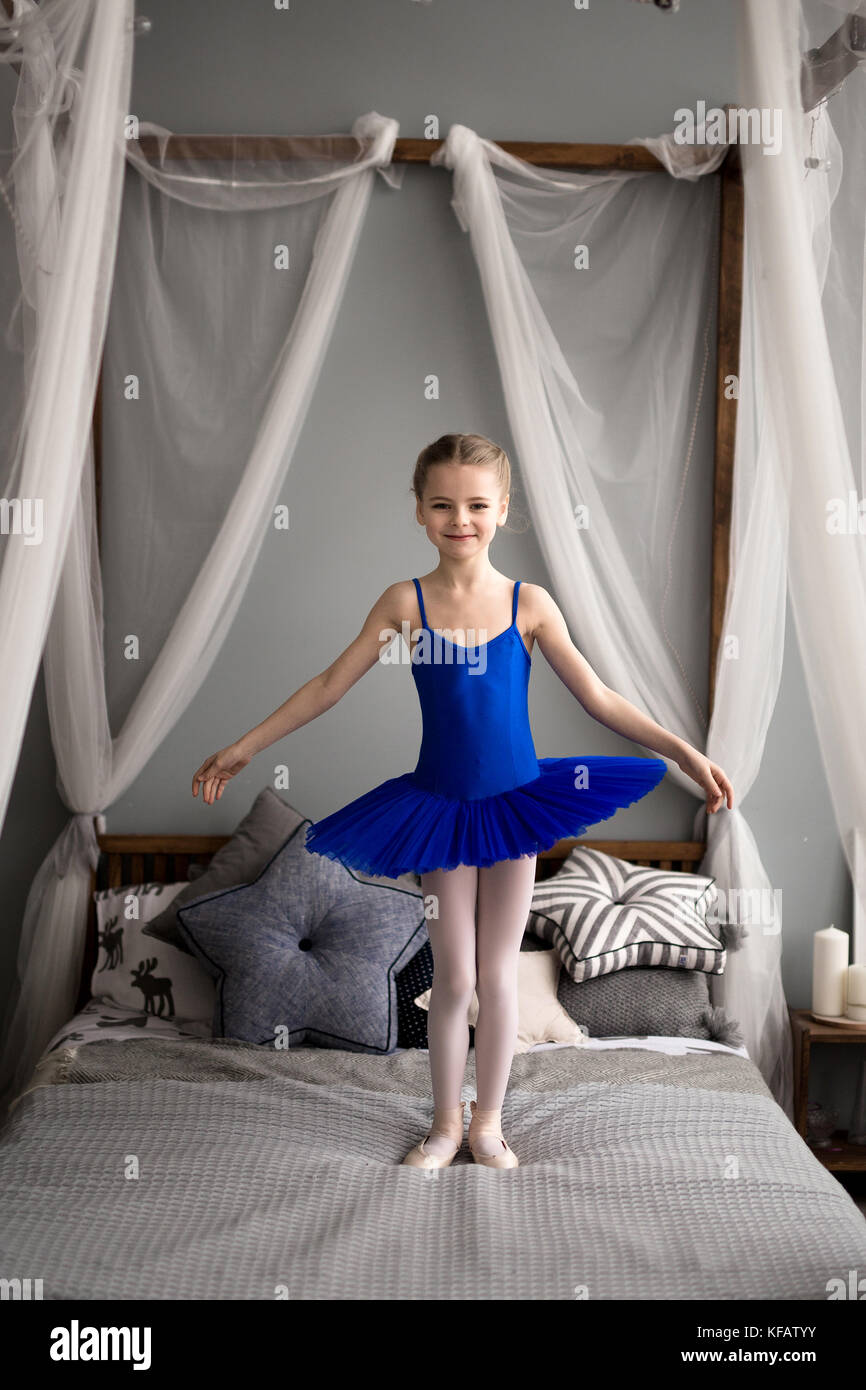 Niña sueña con convertirse en una bailarina. Niño Niña en un traje de ballet  azul bailando en una habitación Fotografía de stock - Alamy