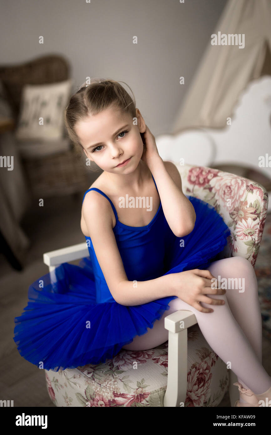 Niña sueña con convertirse en una bailarina. Niño Niña en un traje de ballet  azul bailando en una habitación Fotografía de stock - Alamy