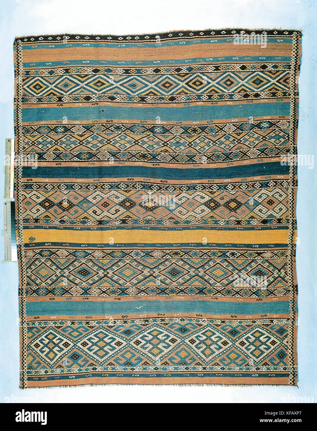 Tiras de alfombras con terrenos Kurdistan Jijim Rombi y cruz estilizada con muescas M.2, 20x1, 60 Foto de stock