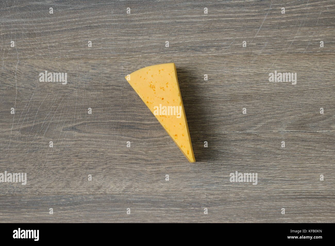 Corte de queso en la mesa de madera Foto de stock