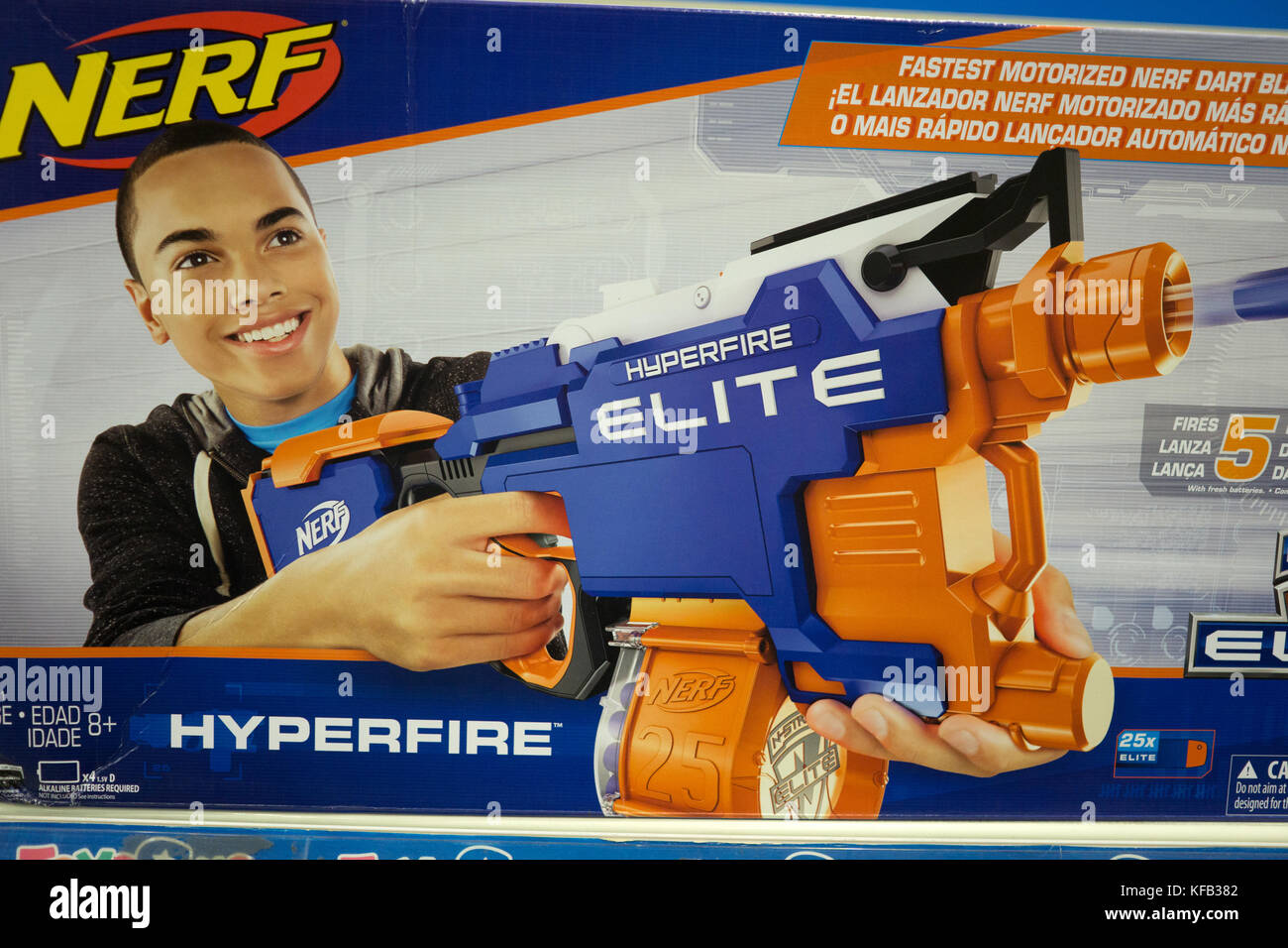 Un nerf pistola en venta dentro de un Toys 'R' Us department store,filipinas Fotografía de stock - Alamy