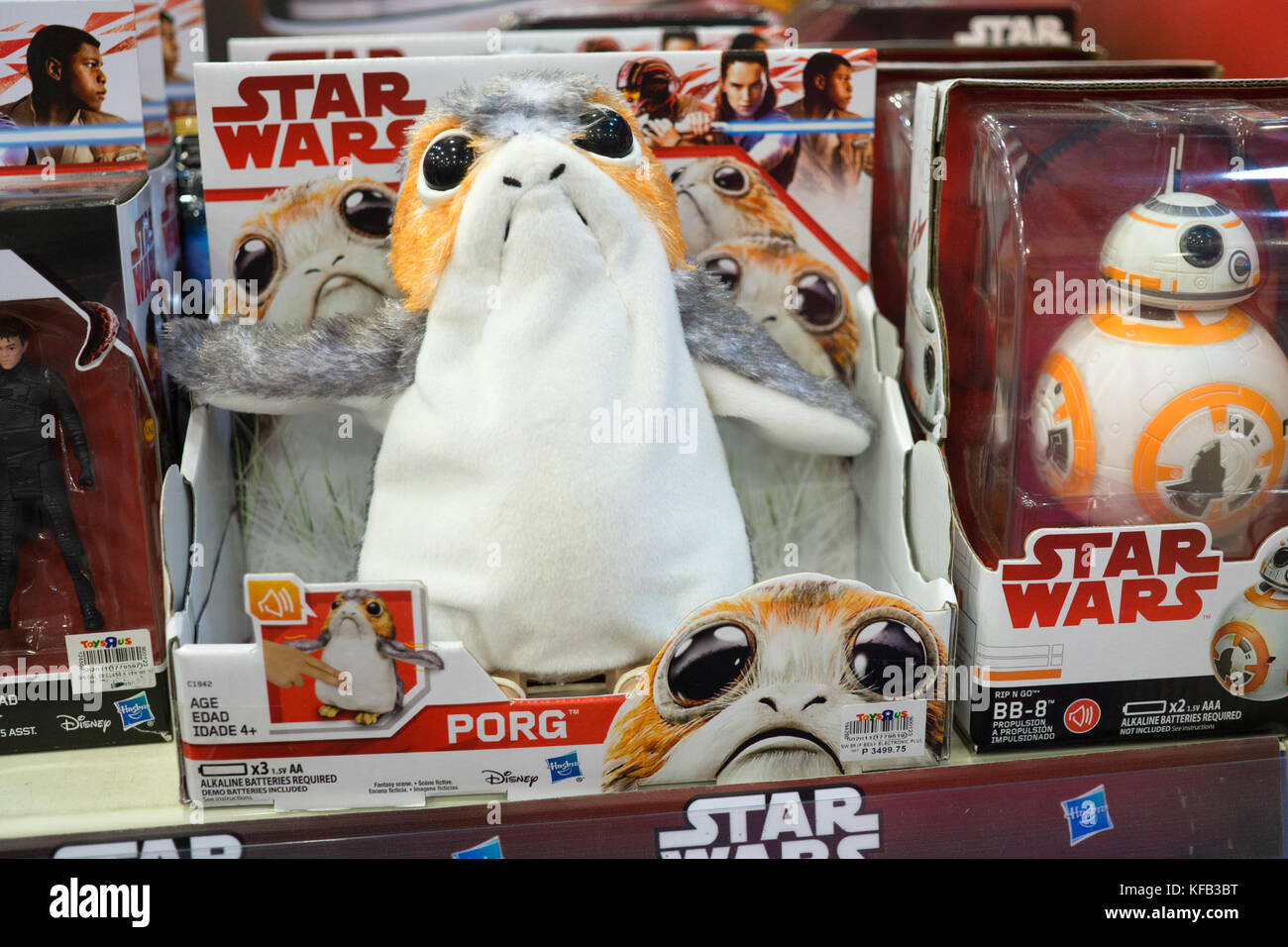 Un juguete de Star Wars llamado Porg en venta dentro de un Toys 'R' Us  tienda en Filipinas Fotografía de stock - Alamy