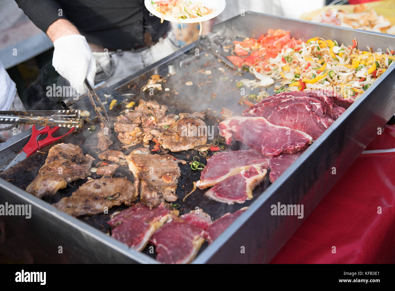 Carne asada en la calle del mercado de alimentos Foto de stock