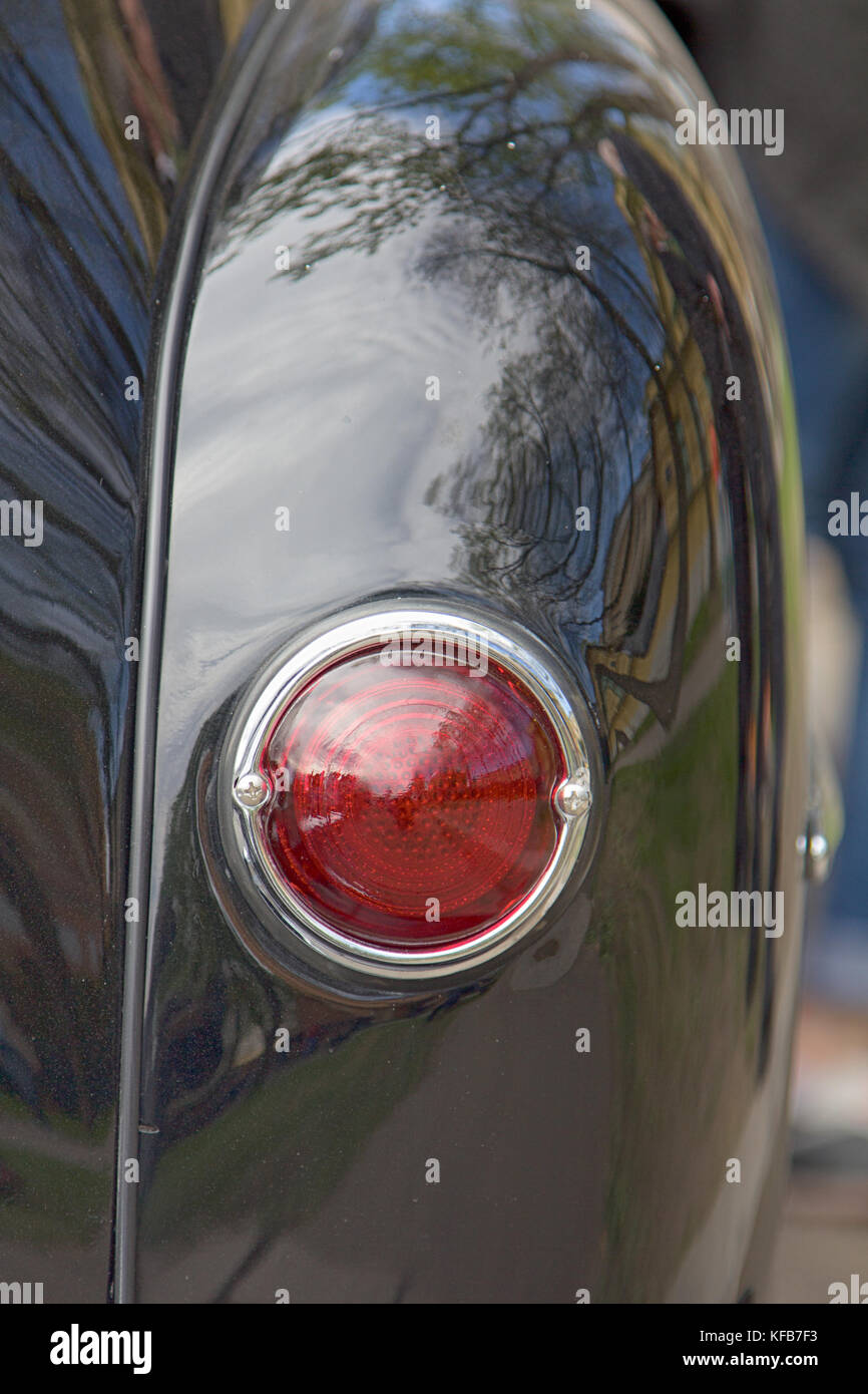 Los faros de un coche vintage closeup del nostálgico pasado Foto de stock