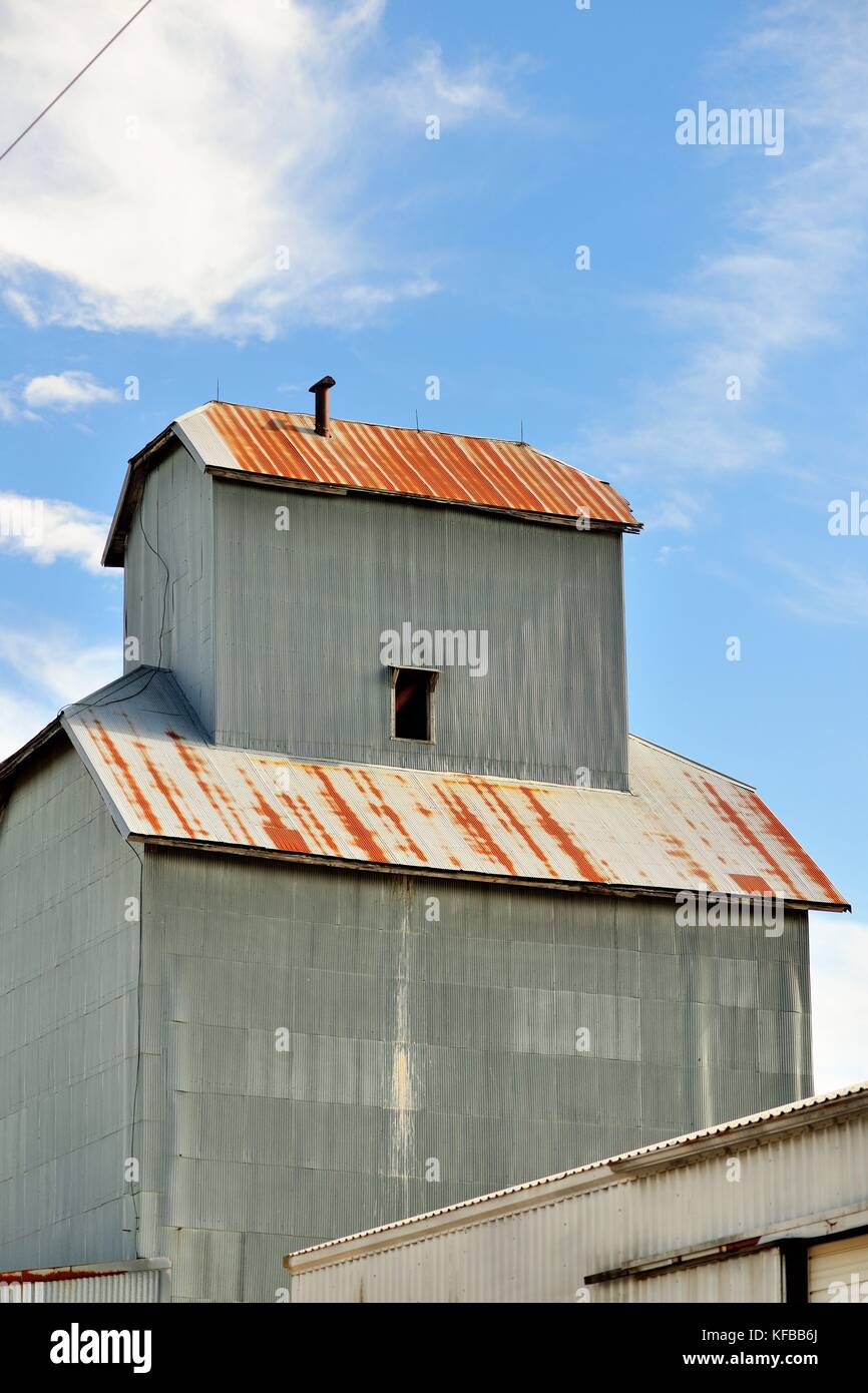 Elevador de grano de metal corrugado en la pequeña comunidad de Noruega, Iowa, EE.UU. Foto de stock
