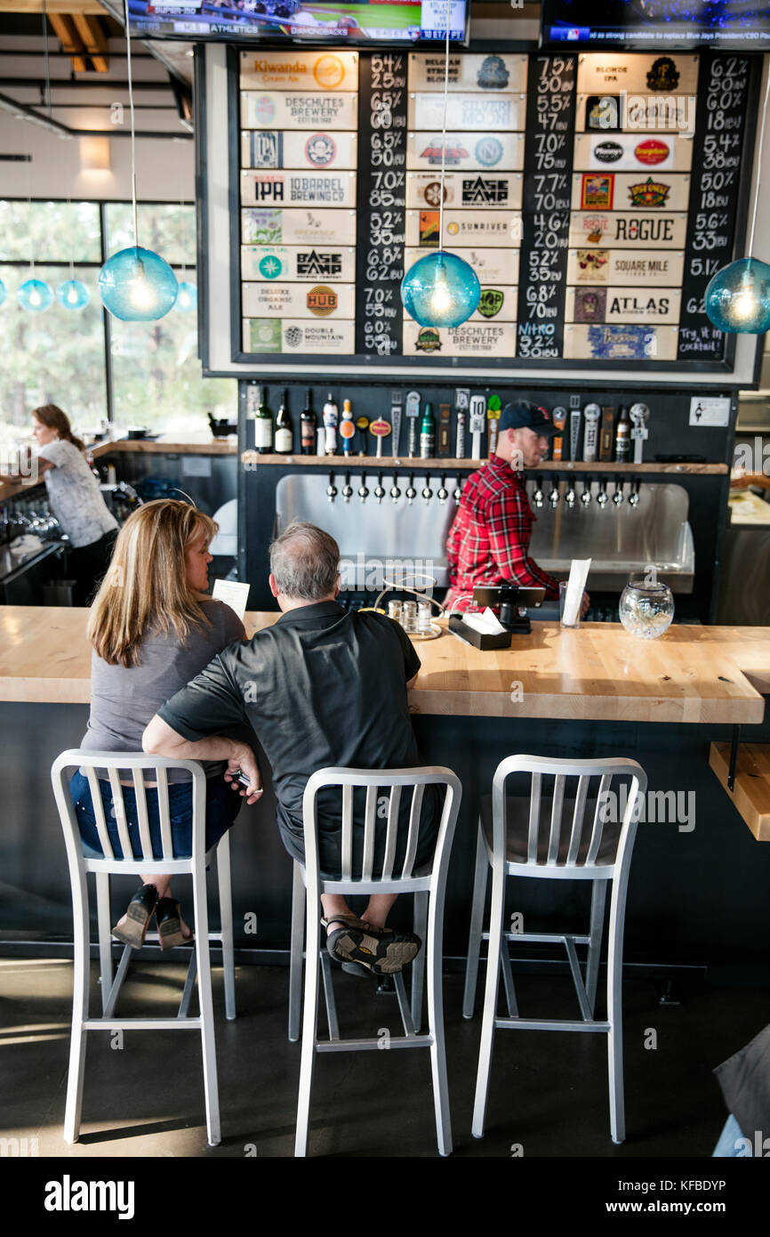 Bend, Oregon, USA, Pacific pizza y cerveza, la pareja en el bar Foto de stock