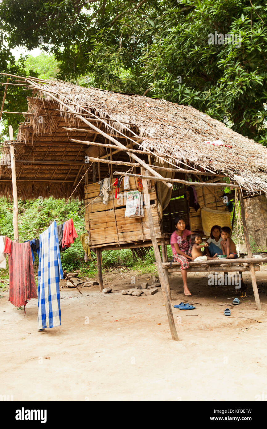 Filipinas, Palawan, región barangay batak, la familia en su casa en la aldea kalakwasan Foto de stock