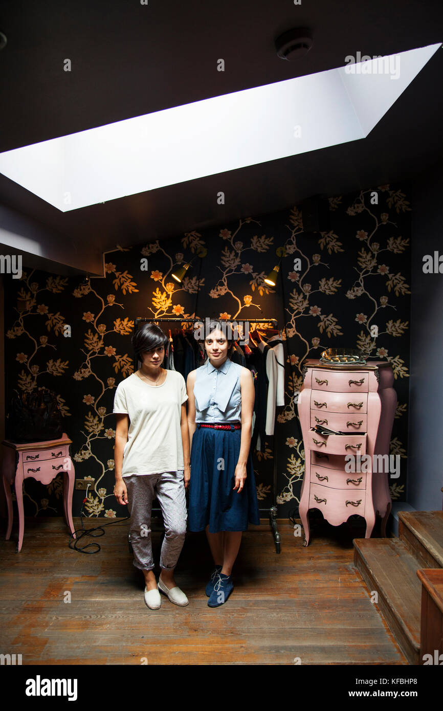 Rusia, Moscú. Hermana gemela Julia e Inga Vitryachenko en su tienda de ropa,  Gemelos Shopp Fotografía de stock - Alamy