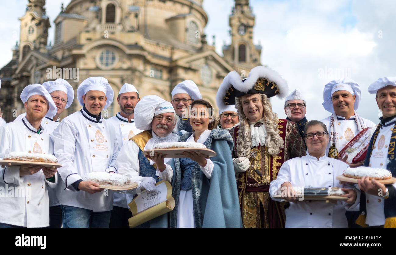 Dresden, Alemania. 27 oct, 2017. El dresden stollen girl hanna haubold (c) y numerosos panaderos plantean durante una foto llamada para el inicio de la temporada de stollen de Dresde en Neumarkt square en Dresden, Alemania, 27 de octubre de 2017. La principal temporada de Dresden fruta pan panaderos comienza tradicionalmente el día después de la reformación. Crédito: Monika skolimowska/dpa-zentralbild/dpa/alamy live news Foto de stock