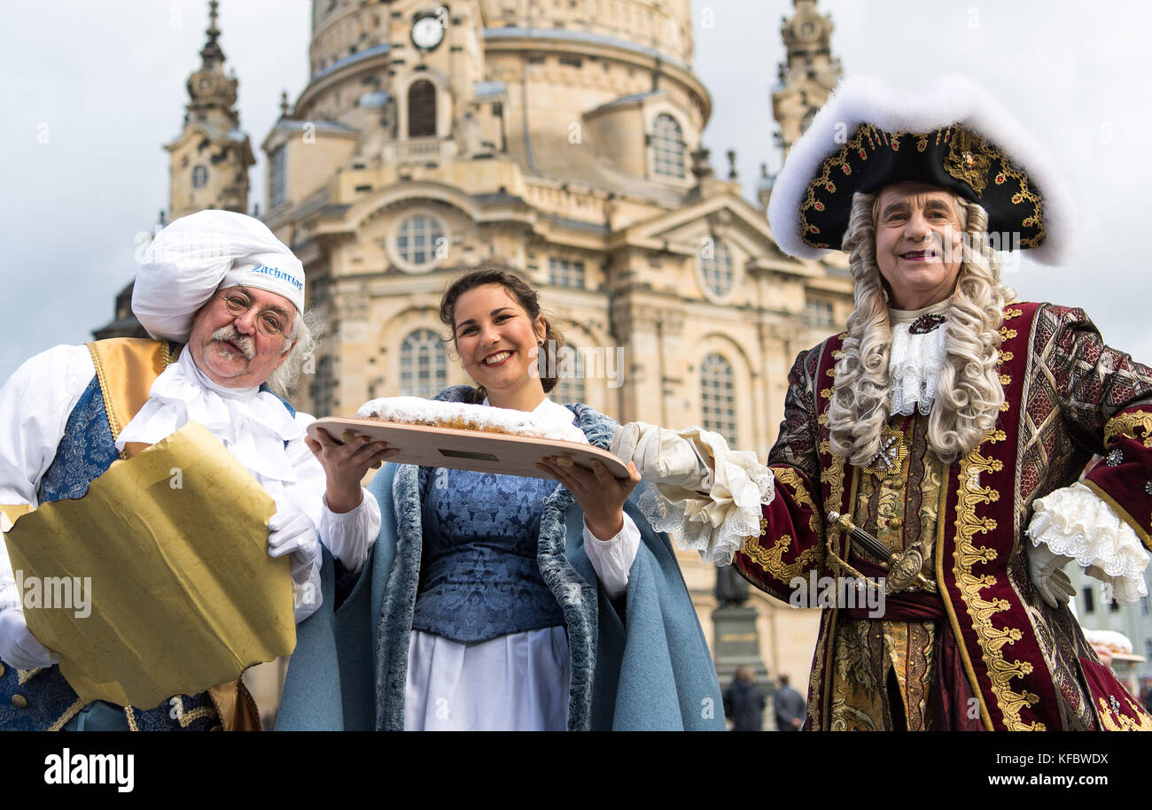 Dresden, Alemania. 27 oct, 2017. El maestro panadero electoral Zacarías (Andreas hoeffken, l-r), Dresden stollen girl hanna haubold y agosto der starke (Klaus-dietmar matthes) posan durante una foto llamada para el inicio de la temporada de stollen de Dresde en Neumarkt square en Dresden, Alemania, 27 de octubre de 2017. La principal temporada de Dresden fruta pan panaderos comienza tradicionalmente el día después de la reformación. Crédito: Monika skolimowska/dpa-zentralbild/dpa/alamy live news Foto de stock