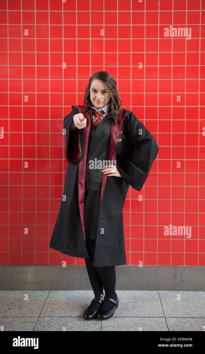 pelo Suburbio De Verdad Hermione granger en uniforme de hogwarts fotografías e imágenes de alta  resolución - Alamy