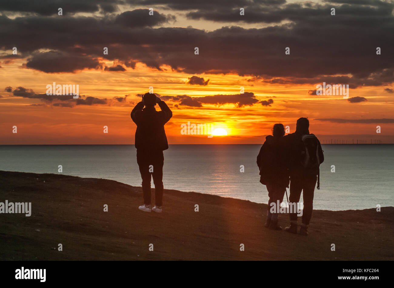 Birling Gap, East Sussex, Reino Unido..27 de octubre de 2017. Otra espectacular puesta de sol vista desde el lugar de belleza South Downs National Trust. Cielo claro con algunas nubes en el horizonte, la temperatura cae a más normal para la temporada. Foto de stock