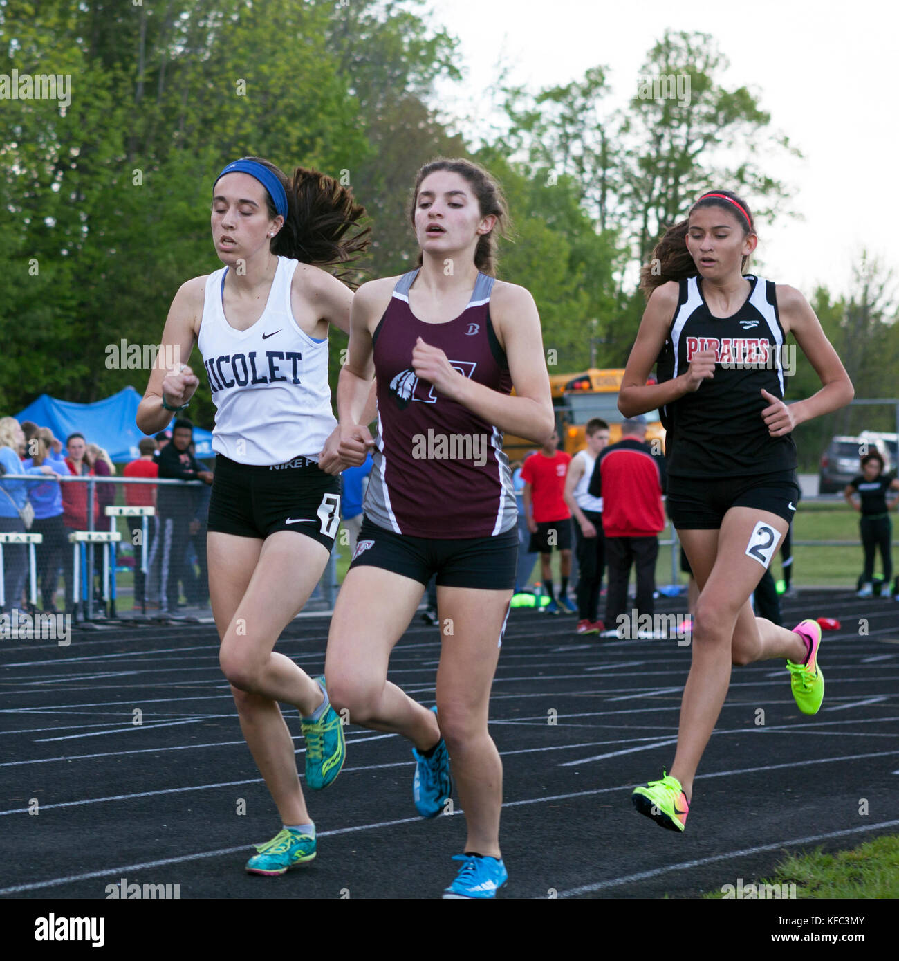 High school atletas competir en una pista y campo cumple en Milwaukee, Wisconsin, EE.UU. Foto de stock