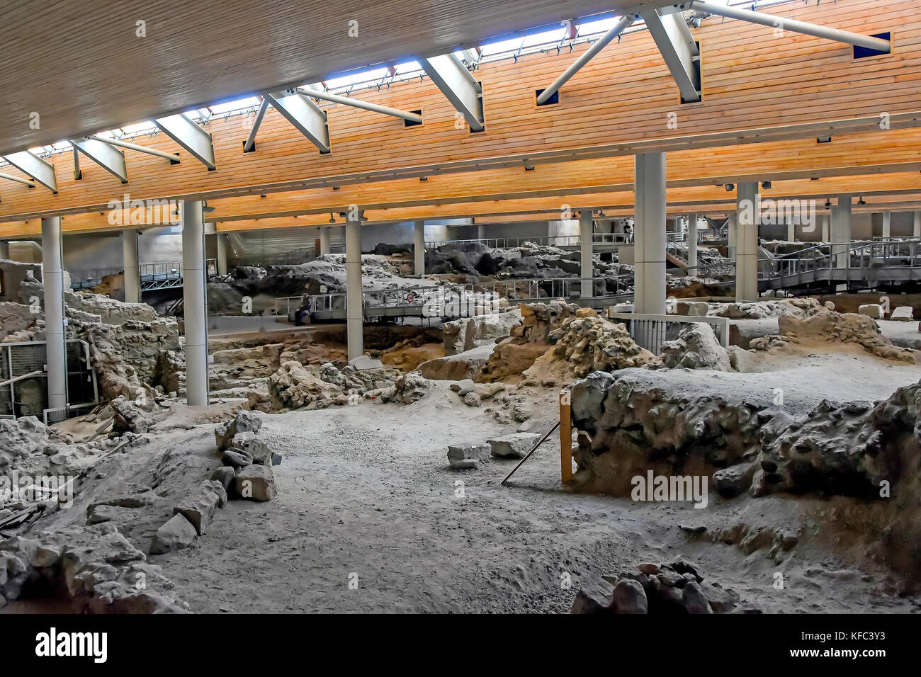 Akrotiri cubiertos excavación de Minoan archaeolgical sitio mostrando los fundamentos de los edificios en Santorini, las Islas Cícladas, del mar Egeo, en Grecia. Foto de stock