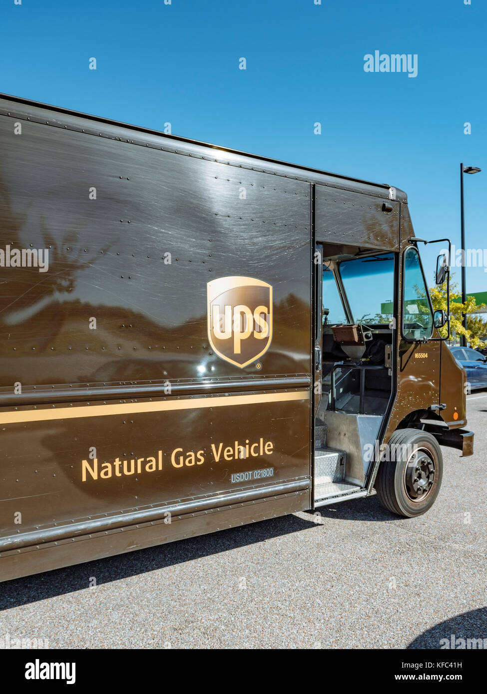Un UPS de bajas emisiones van o camión de reparto que funciona con gas natural en Montgomery, Alabama, Estados Unidos. Foto de stock