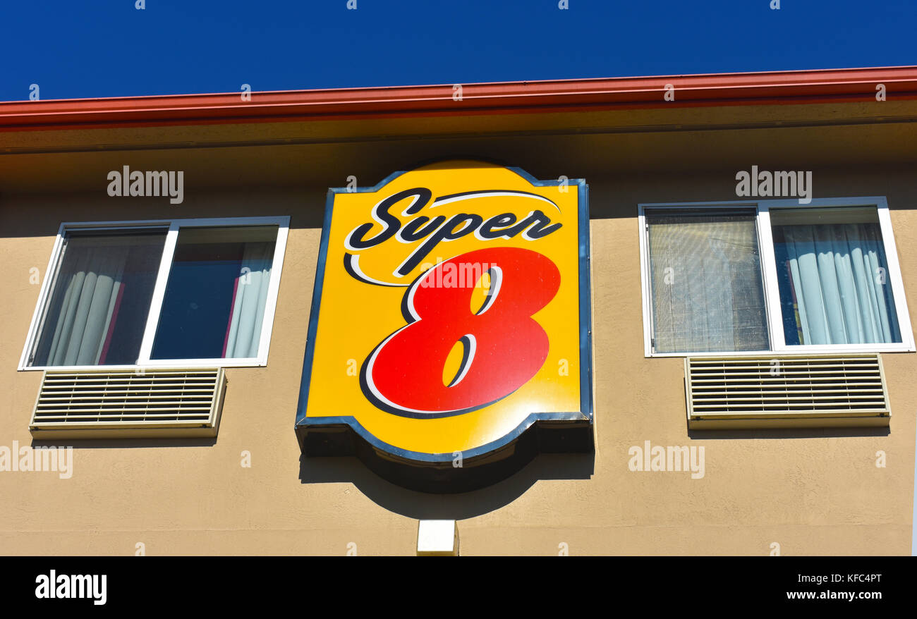Super 8 Motel mostrando el signo y dos ventanas. Foto de stock