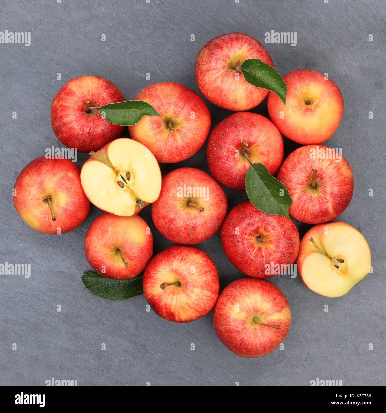 Manzanas manzanas frutas pizarra cuadrado rojo alimentos vista superior  Fotografía de stock - Alamy