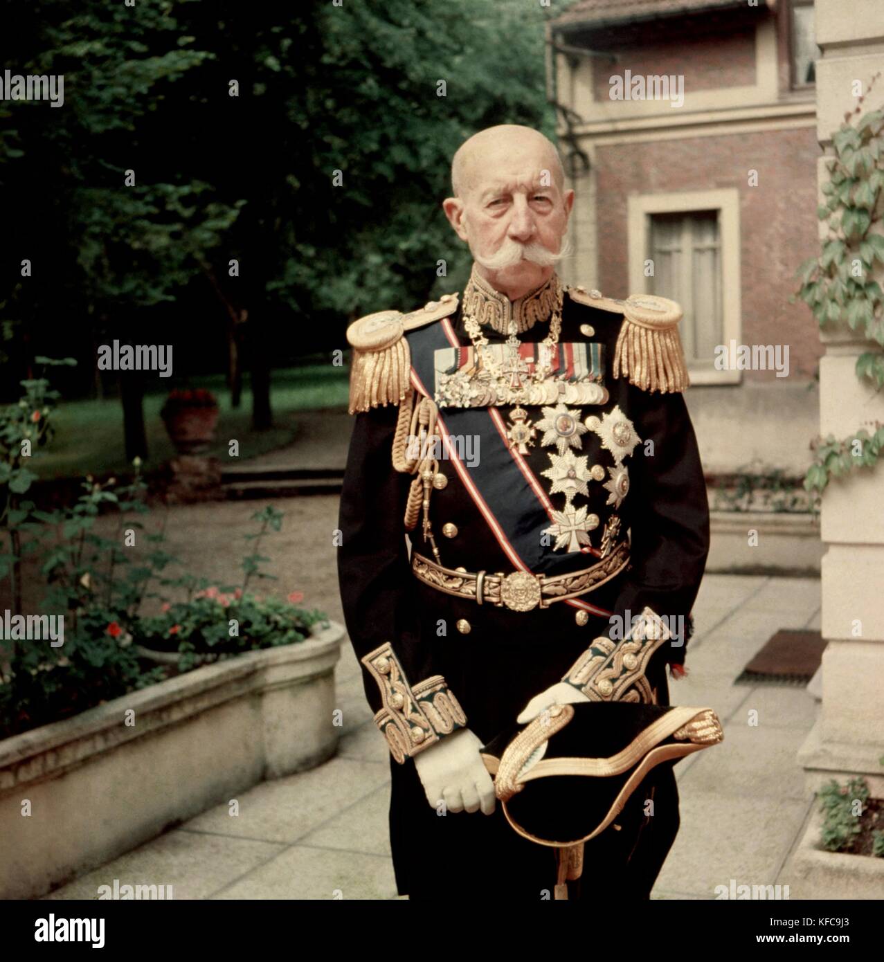 El príncipe Jorge de Grecia y Dinamarca (1869-1957) en 1953 Foto Taponier almirante uniforme - Taponier Photo12.com Coll. Foto de stock