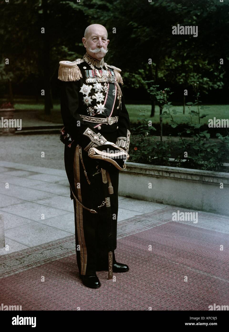 El príncipe Jorge de Grecia y Dinamarca (1869-1957) en 1953 Foto Taponier almirante uniforme - Taponier Photo12.com Coll. Foto de stock