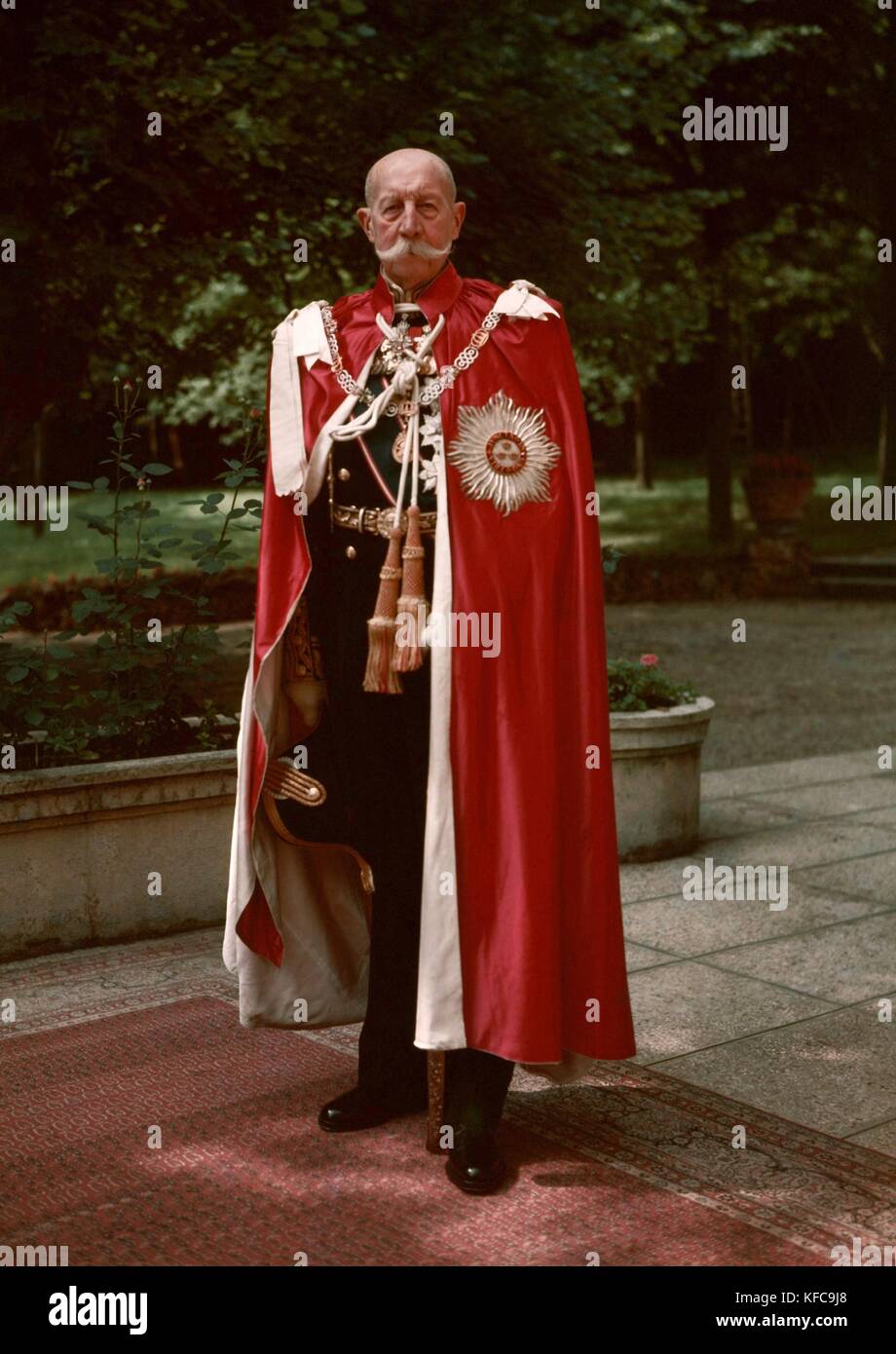 El príncipe Jorge de Grecia y Dinamarca (1869-1957) con su ceremonial cape 1953 Foto Taponier Taponier Photo12.com - Coll. Foto de stock