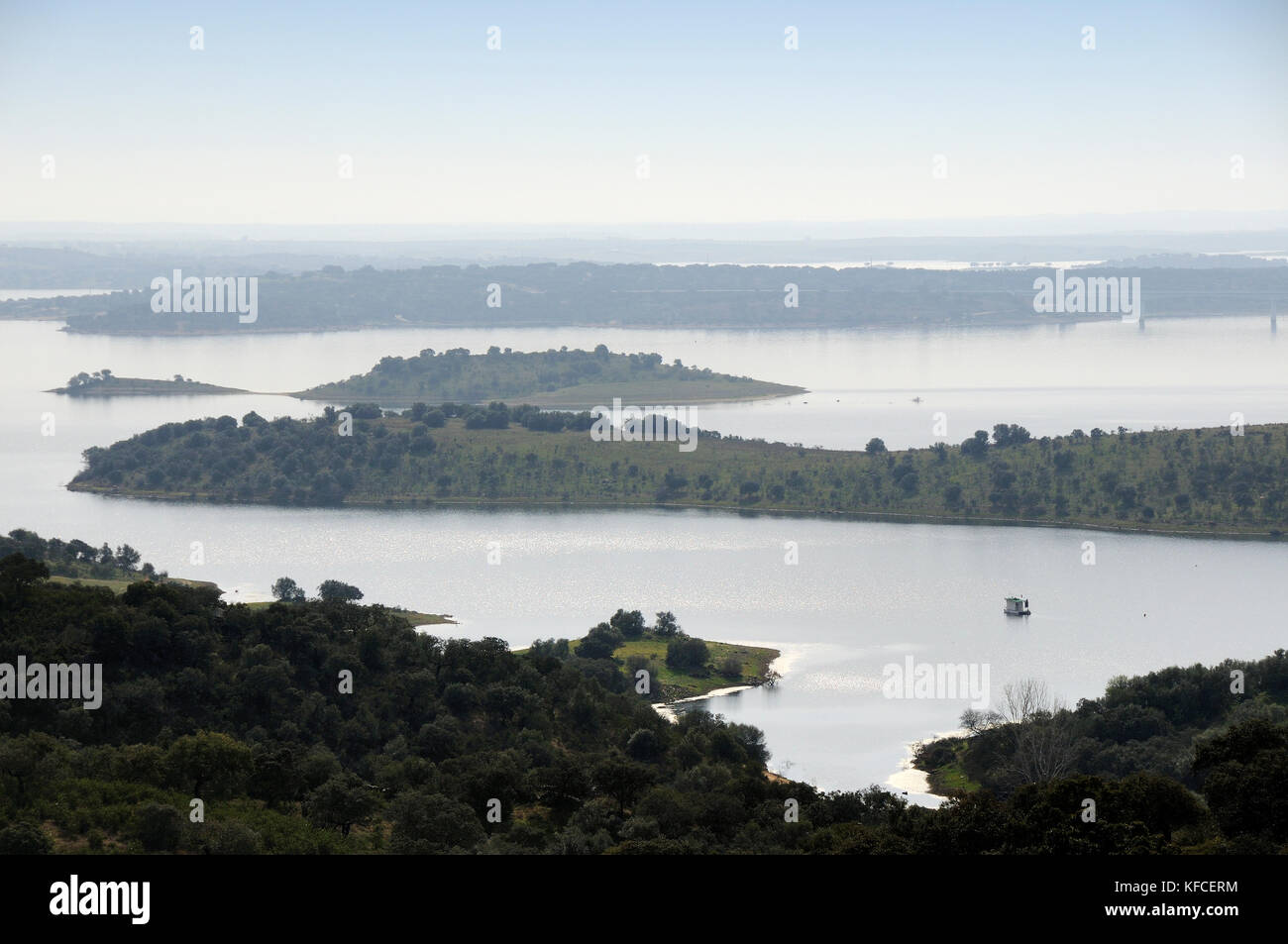 Embalse de Alqueva, el lago artificial más grande de Europa occidental. Alentejo, Portugal Foto de stock