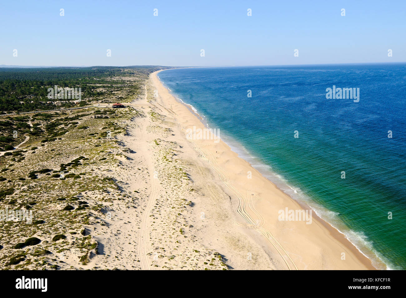 Vista aérea de las playas a lo largo de la costa del Alentejo. Praia do Pego, Comporta, Portugal Foto de stock