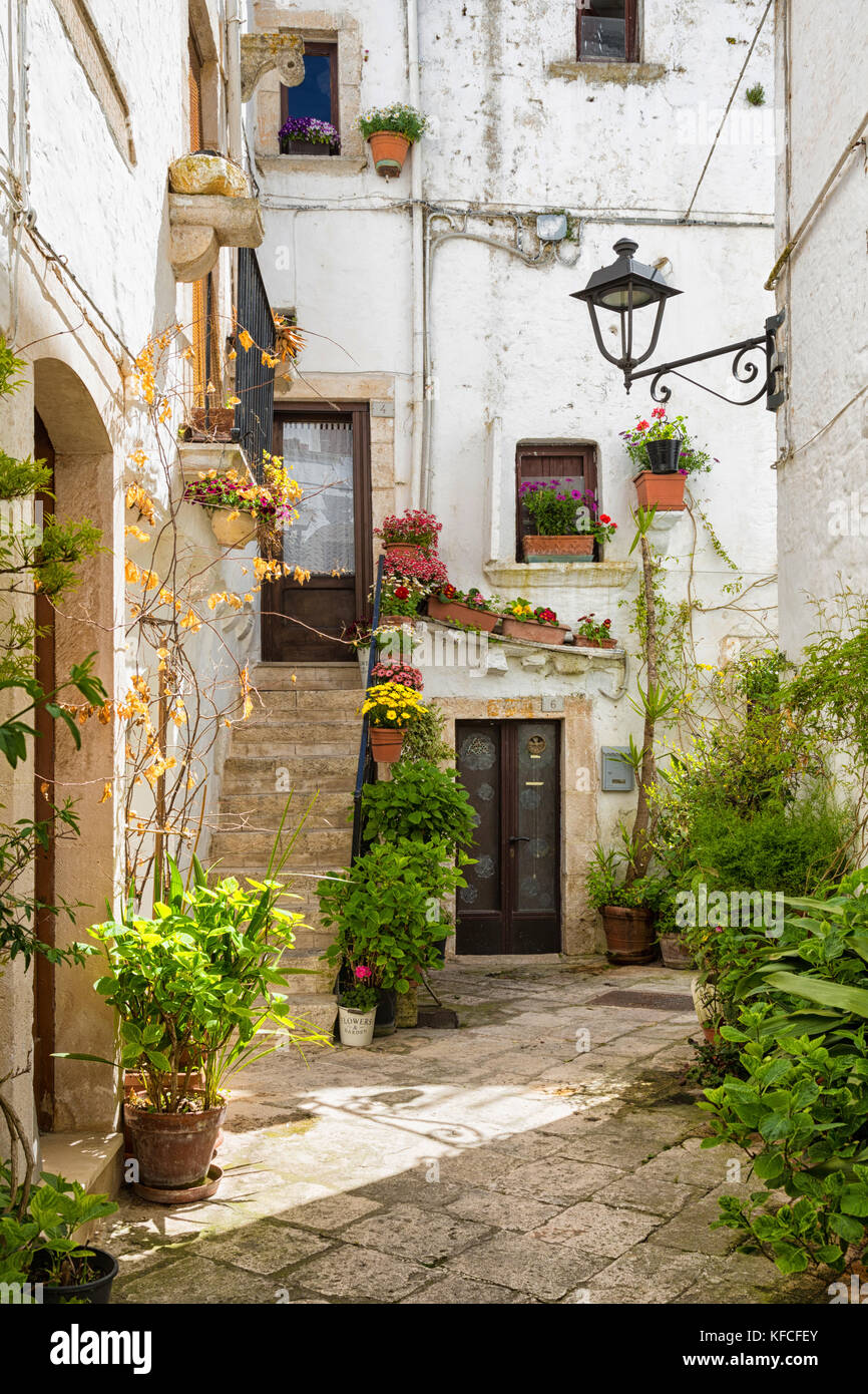 Locorotondo (Puglia, Italia) - vista del pintoresco pueblecito en el sur de Italia, con sus balcones decorados con coloridos geranios. Foto de stock