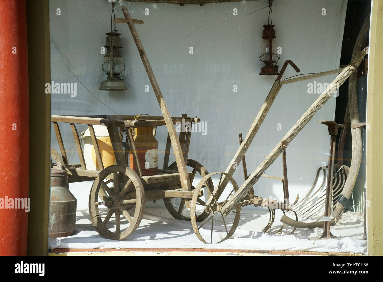 Herramienta Vintage exposición en escaparate en el Mitchell's ferretería, centro de Waterville, el Condado de Douglas, Estado de Washington, EE.UU. Foto de stock