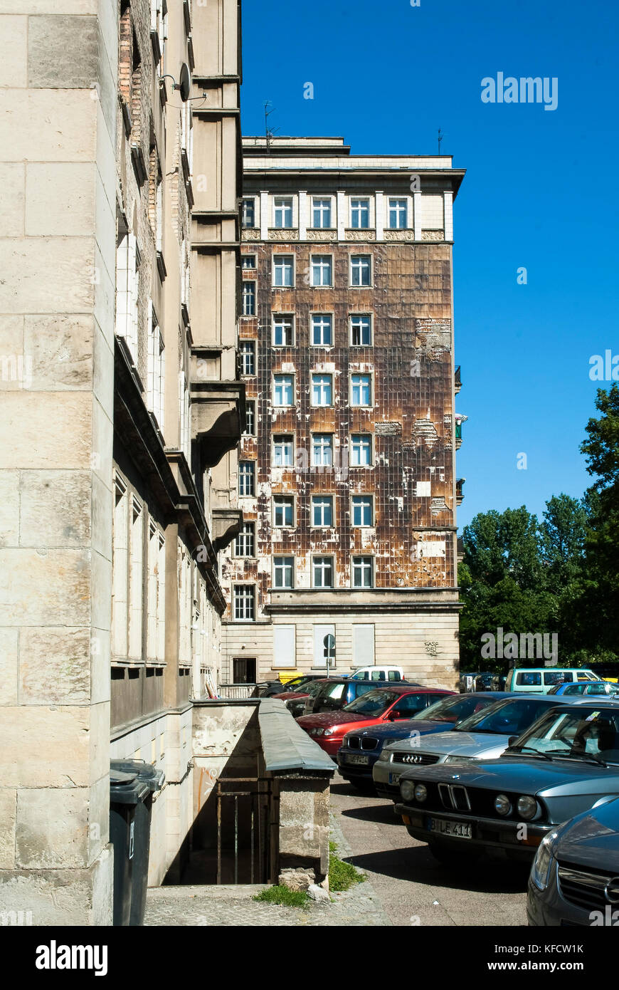 Berlín-Junio 3: edificio típico con coches aparcados,antiguo Berlín oriental , barrio de Friedrichshain,Berlín,alemania,en junio 6,2011. Foto de stock
