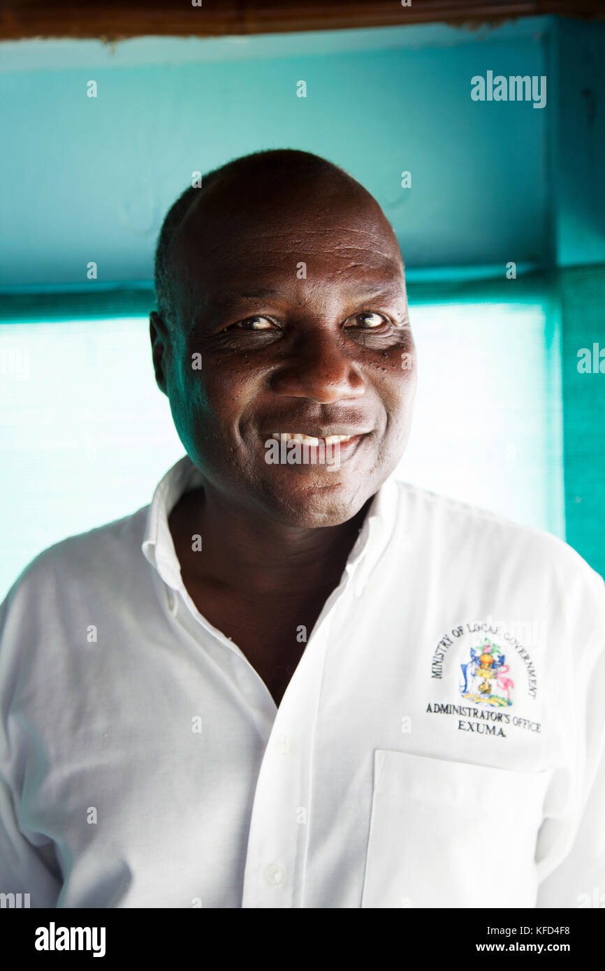 EXUMA, Bahamas. Un trabajador del gobierno local en Staniel Cay. Foto de stock