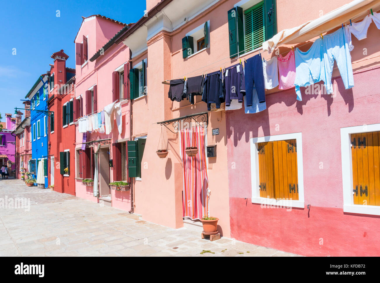 VENECIA ITALIA VENECIA Colorful houses con lavado colgando fuera en La isla de Burano Laguna de Venecia Ciudad Metropolitana de Venecia Italia UE Europa Foto de stock