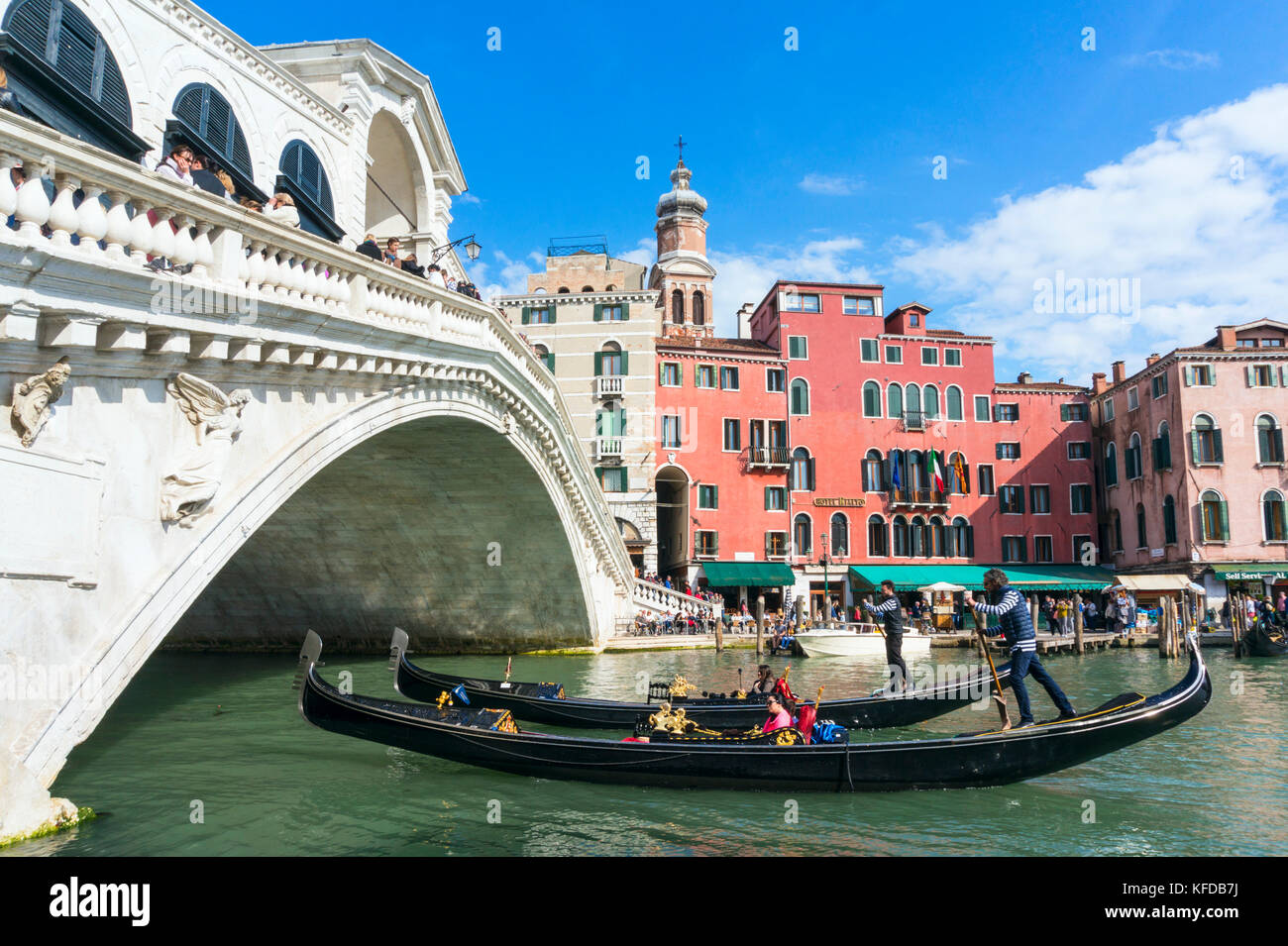 Venecia Italia Venecia gondoleros con turistas en góndolas pasando bajo el puente de Rialto en el Gran Canal Venecia Italia ue europa Foto de stock