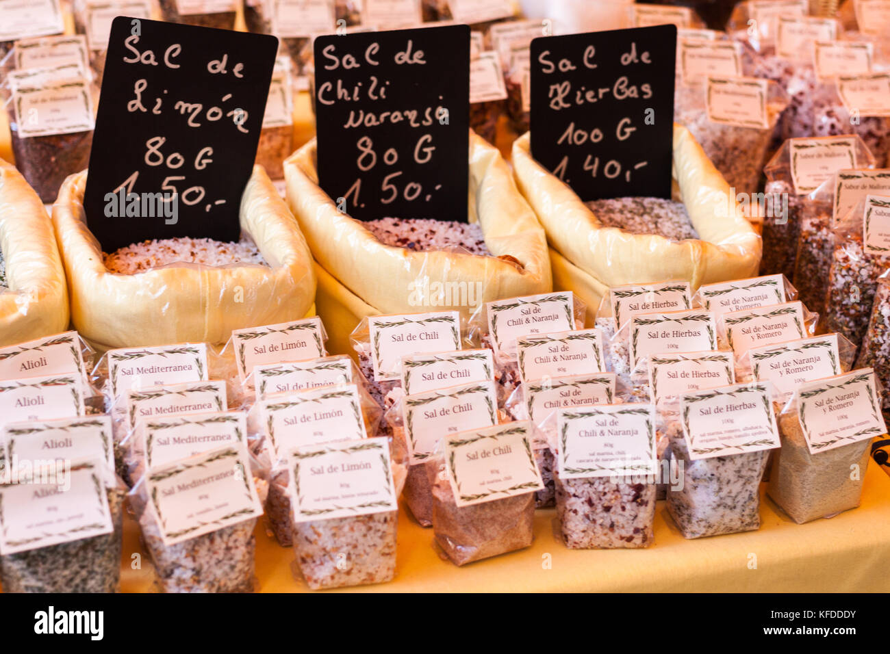 Limón sal (sal de limón), chili y naranja sal (sal de chili naranja) y sal de hierbas (sal de hierbas) para la venta en el mercado de Sineu, Mallorca, España Foto de stock