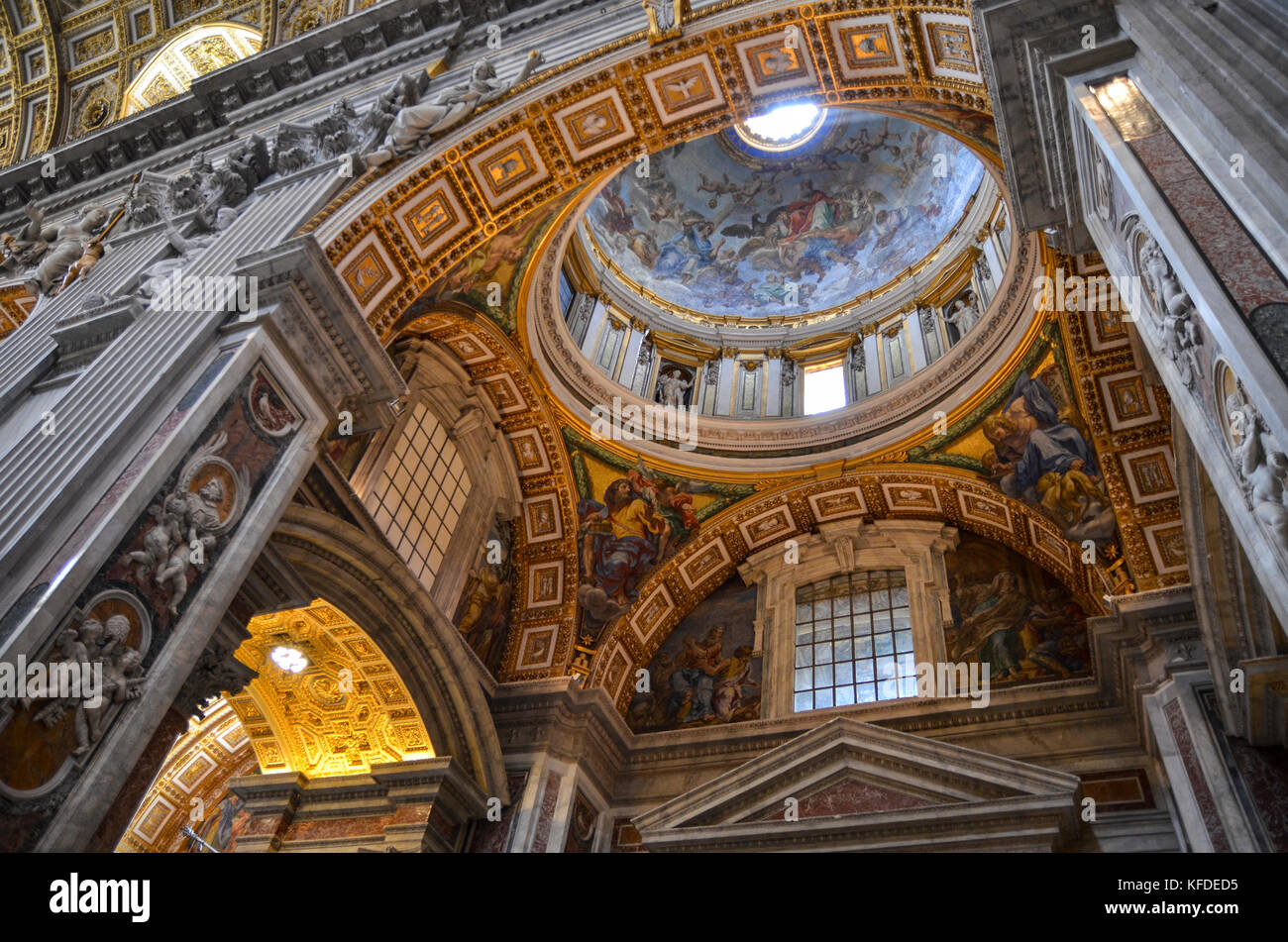 La Basílica de San Pedro en Roma, la arquitectura del Renacimiento italiano, y el sitio del patrimonio mundial de la UNESCO. Vistas interiores del techo abovedado con la sagrada artwor Foto de stock
