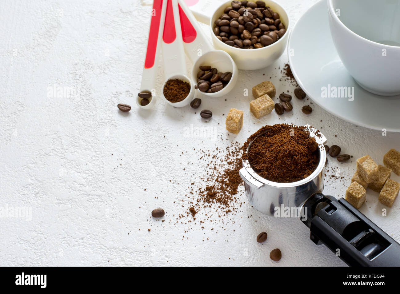 Ingredientes para el café: café molido en el cuerno de la máquina de café,  azúcar y una taza. Vista superior con espacio de copia Fotografía de stock  - Alamy