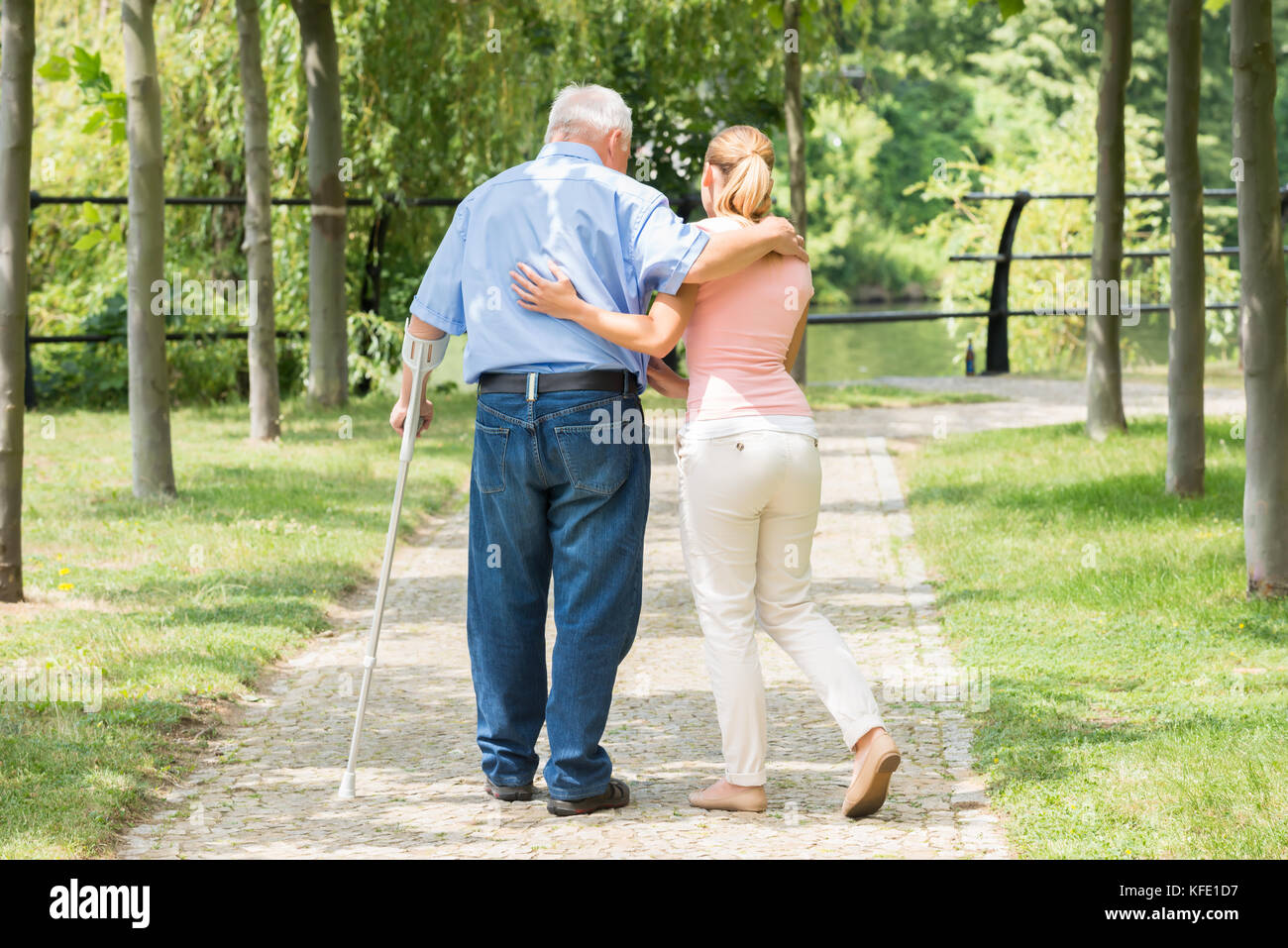 Foto de una mujer joven con su padre discapacitados en estacionamiento permanente Foto de stock