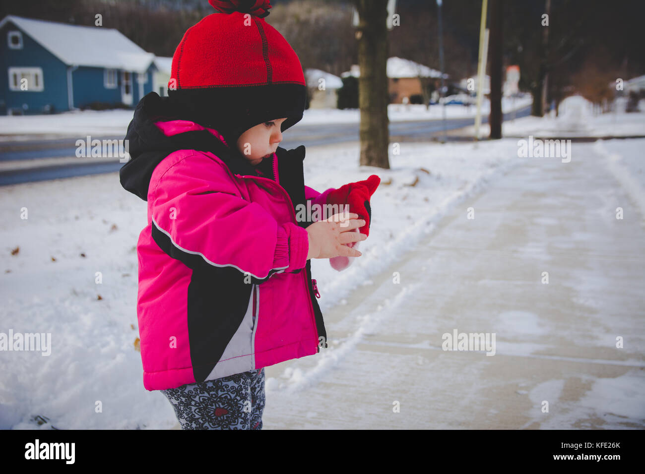 Niño poniéndose guantes en invierno fotografías e imágenes de alta  resolución - Alamy