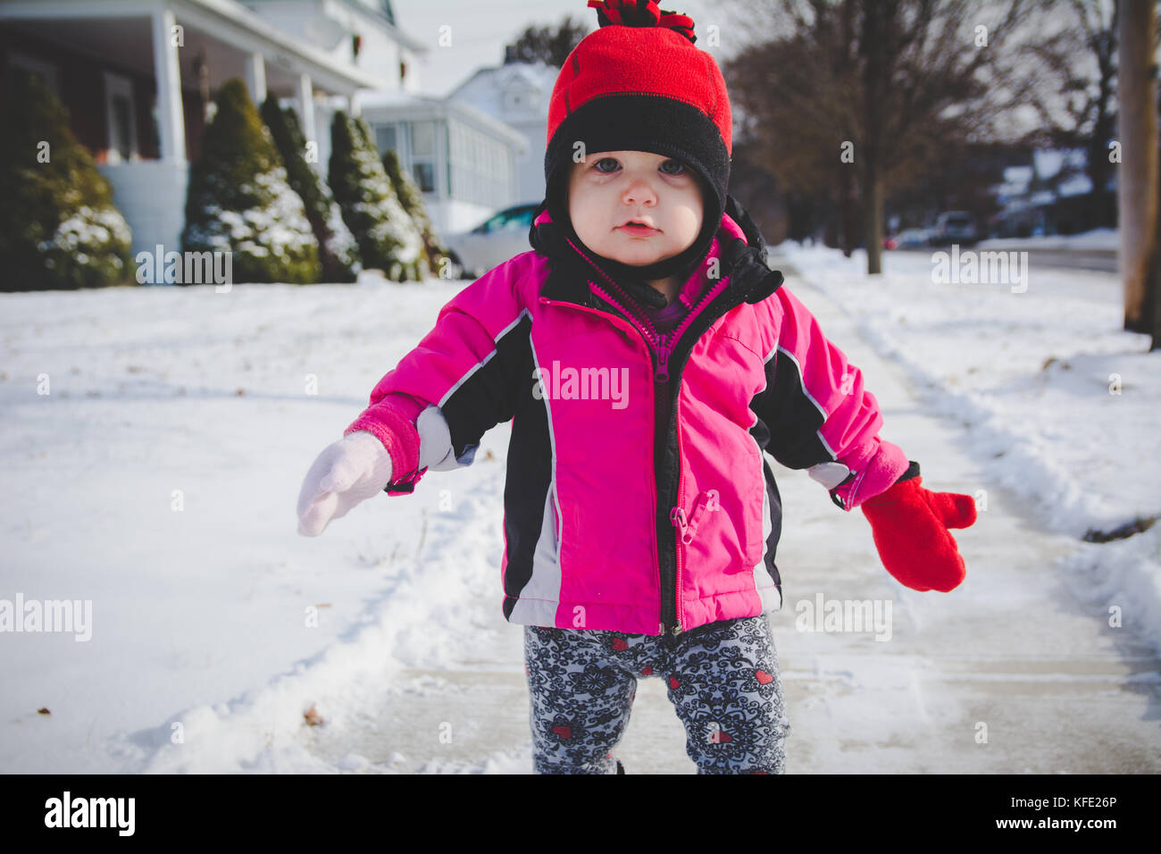 Bebé de pie en la nieve vistiendo ropa de invierno Fotografía de stock -  Alamy