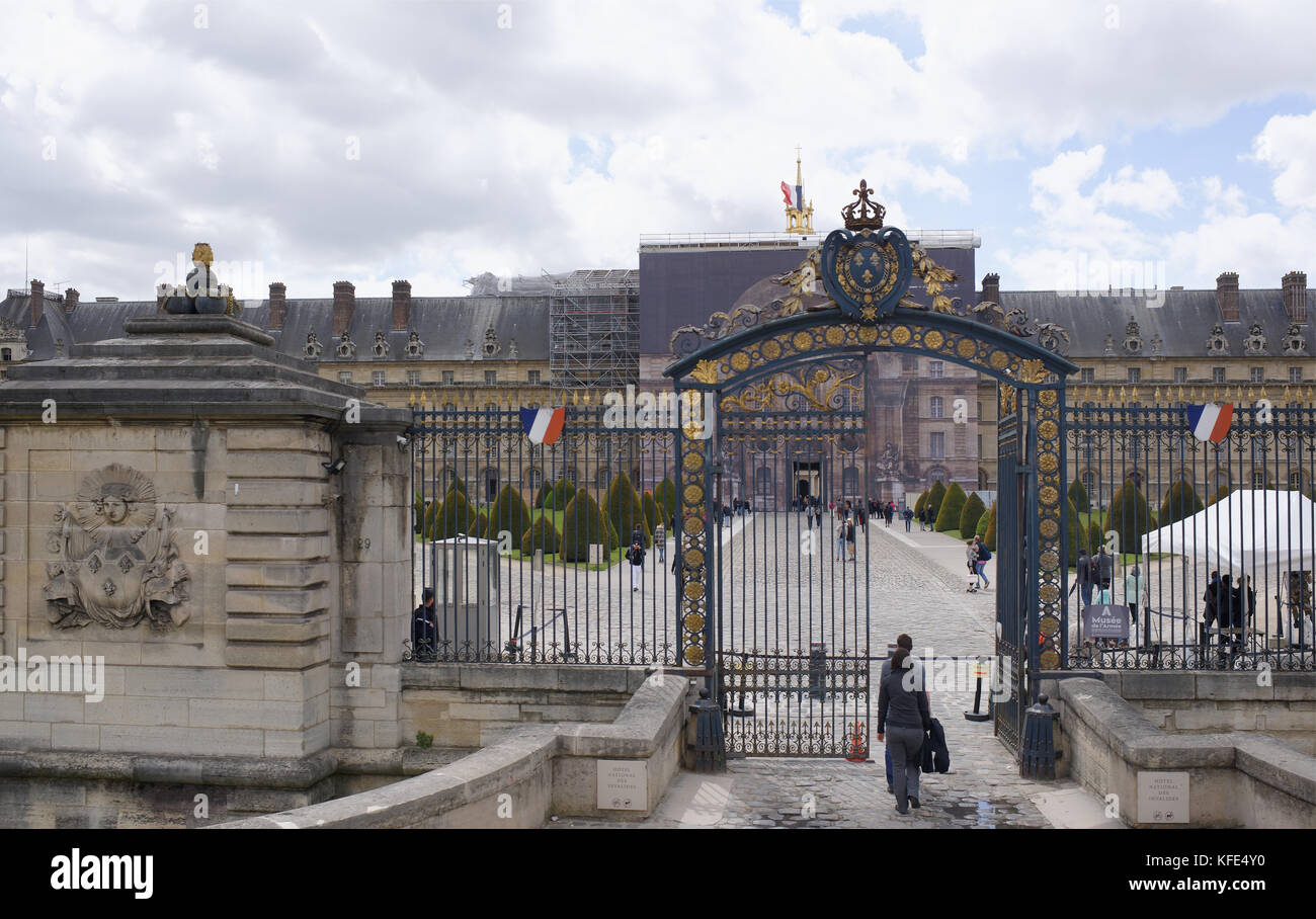 París, Francia- Mayo 01, 2017: Vista del museo de historia contemporánea. los visitantes entrar por las puertas Foto de stock