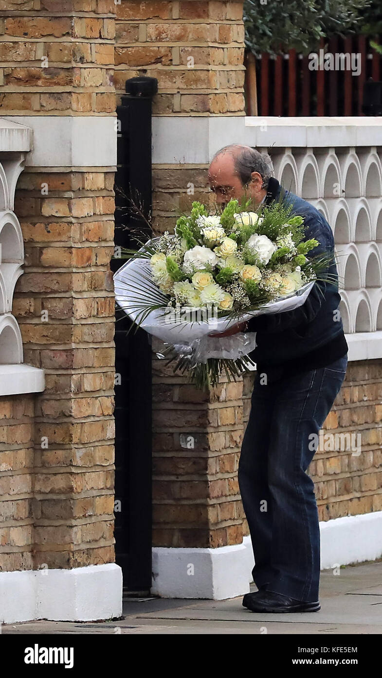 Las flores son entregadas a domicilio de factor x juez Simon Cowell un día  después fue trasladado al hospital tras caer por las escaleras en la casa  Fotografía de stock - Alamy