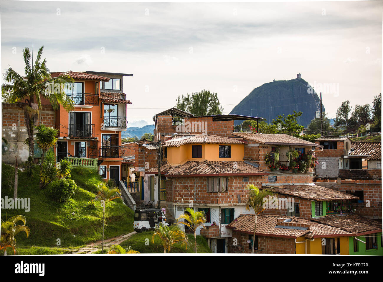 Guatapé es una hermosa ciudad ubicada a una hora y media de Medellín, situado en la orilla de un