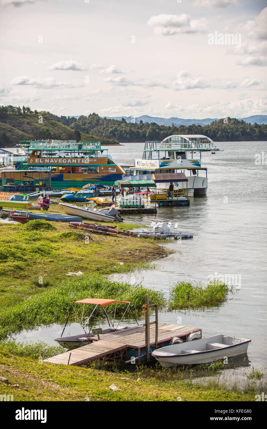 Guatapé es una hermosa ciudad ubicada a una hora y media de Medellín, situado en la orilla de un