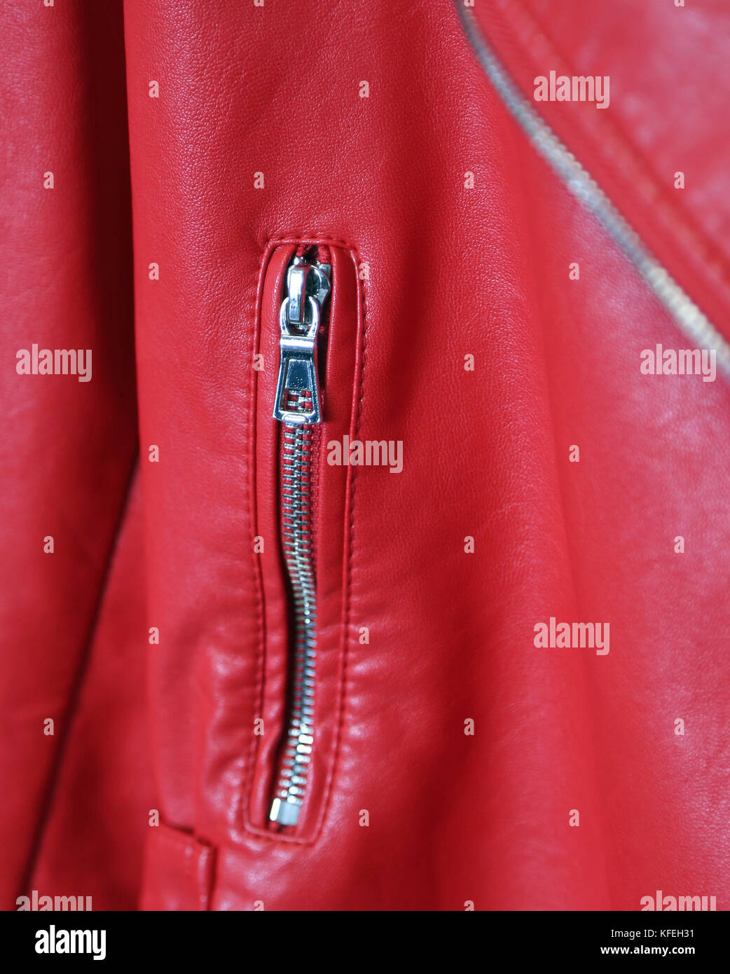 Chaleco de cuero rojo con cremallera de metal de moda Foto de stock