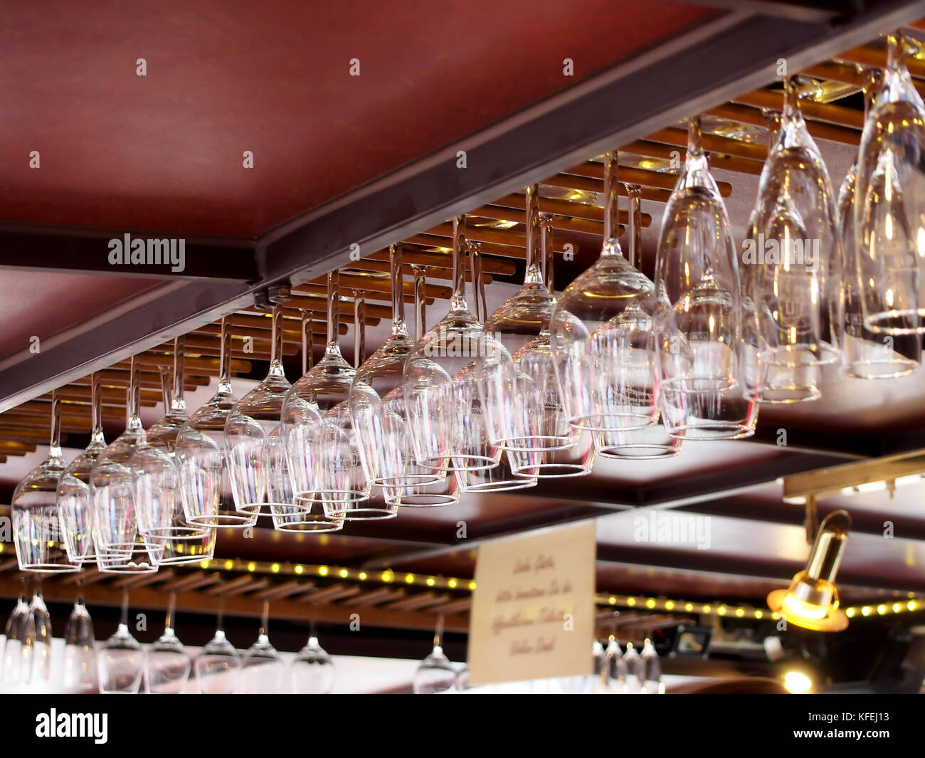 Volcó copas en el bar con luces LED Fotografía de stock - Alamy