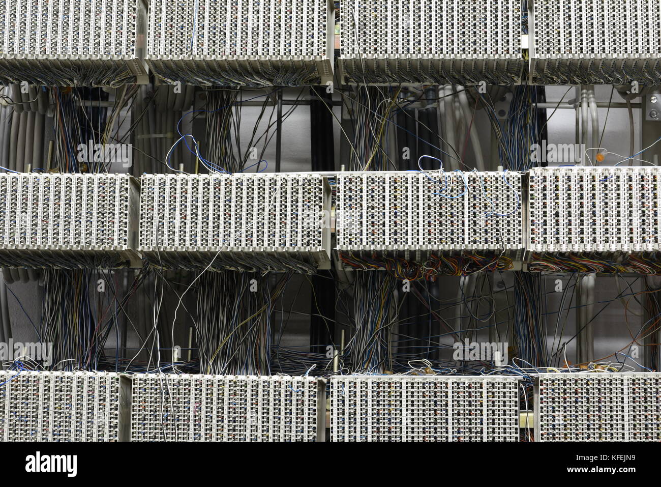El caos de cables en el bastidor de distribución por cable. Foto de stock