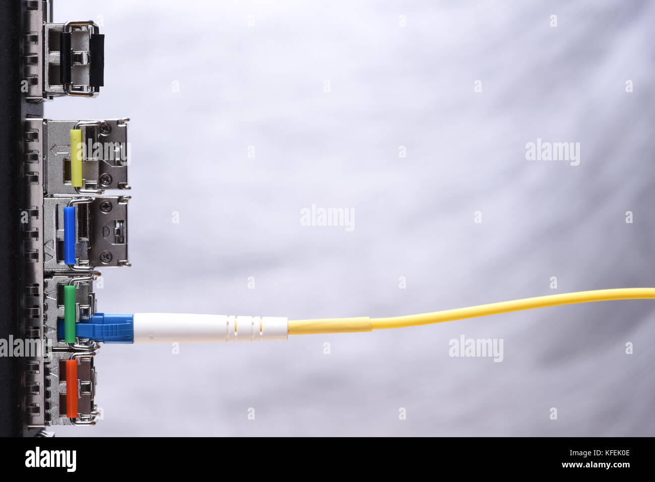 Cables de red óptica en el centro de datos Foto de stock